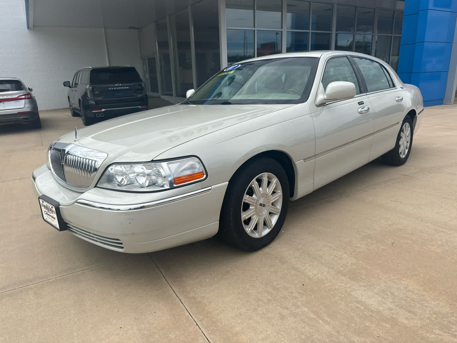 Used 2007 Lincoln Town Car Signature Limited with VIN 1LNHM82V07Y623706 for sale in Pratt, KS